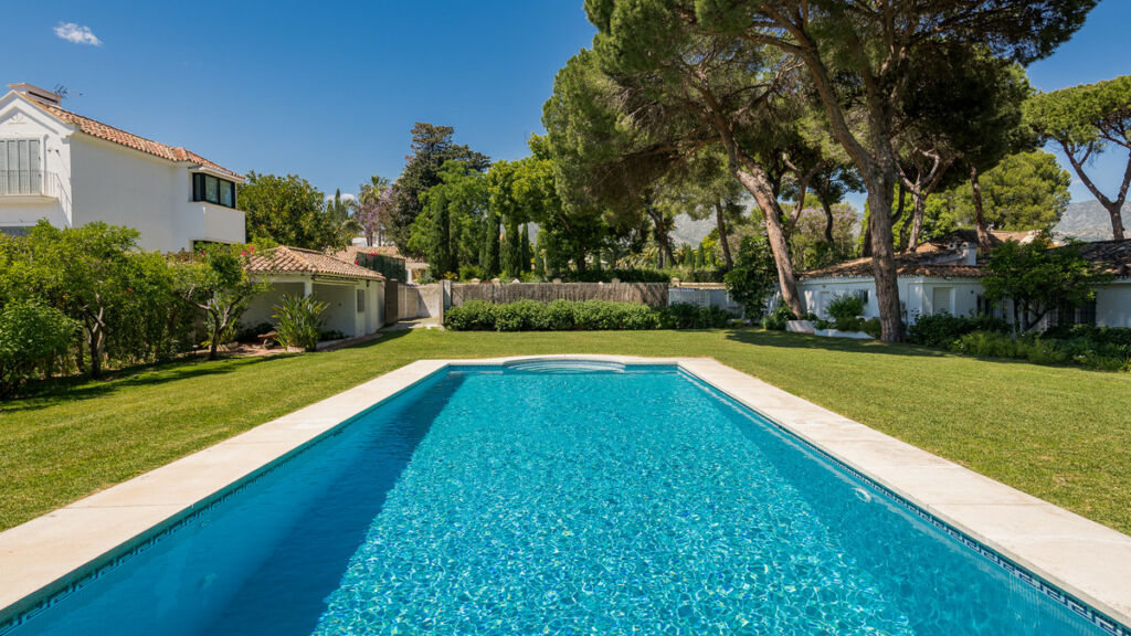 Detached Villa The Golden Mile Málaga - image 21