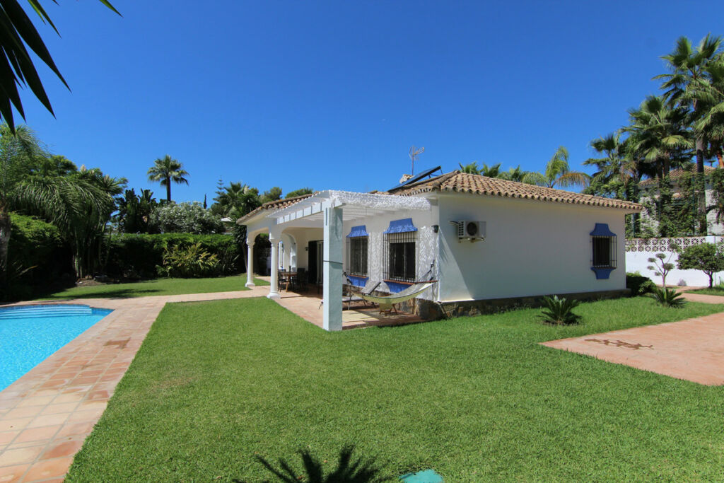 Detached Villa Estepona Málaga - image 21