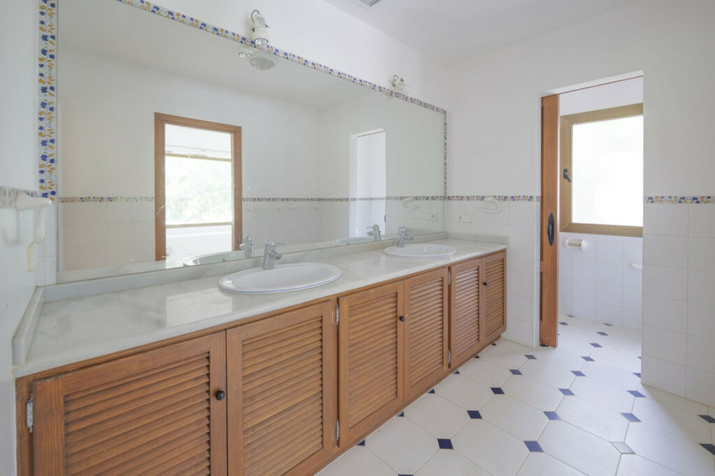 Detached Villa San Roque Club Cádiz - image 21