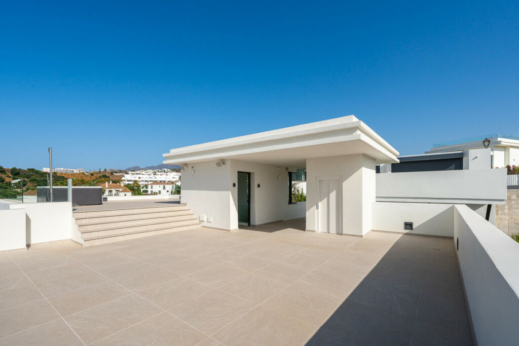 Detached Villa Estepona Málaga - image 22