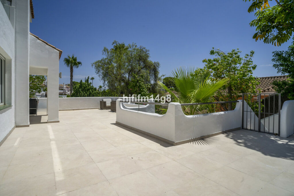Detached Villa Nueva Andalucía Málaga - image 22