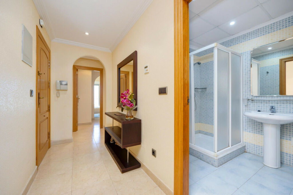 Middle Floor Apartment Torrevieja Alicante - image 22