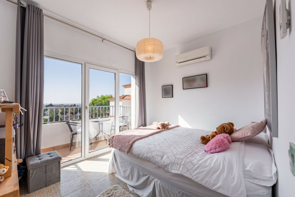 Detached Villa Sierrezuela Málaga - image 22