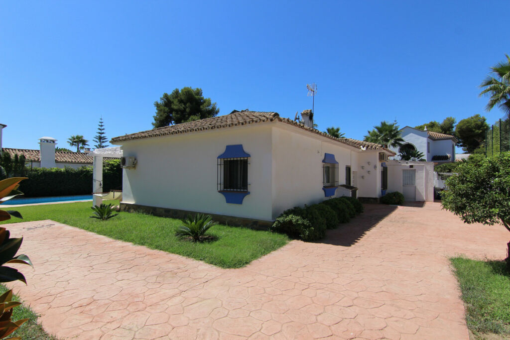 Detached Villa Estepona Málaga - image 22