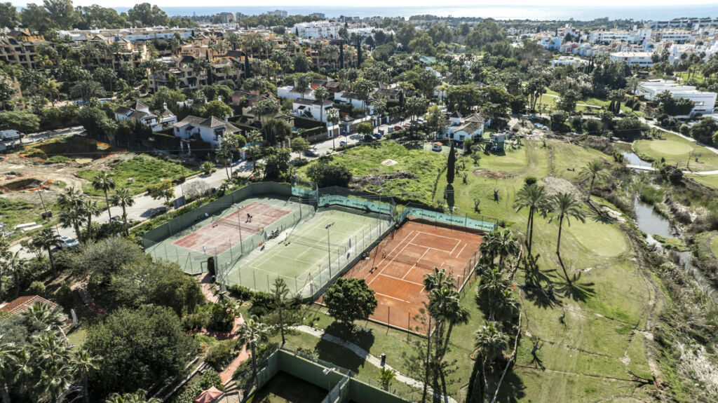 Detached Villa Estepona Málaga - image 21
