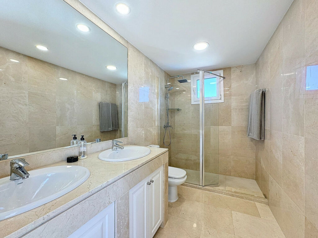 Penthouse Manilva Málaga - image 23