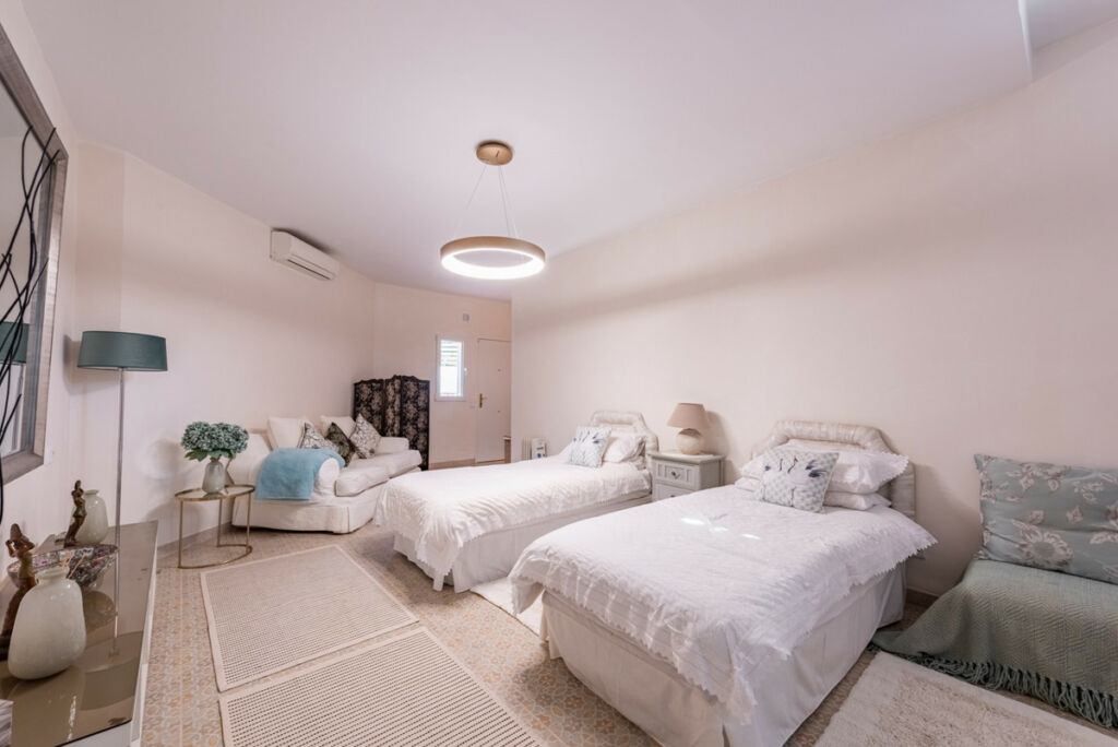 Detached Villa Sierrezuela Málaga - image 23