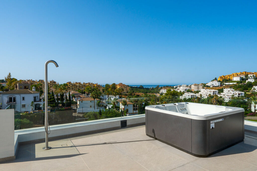 Detached Villa Estepona Málaga - image 23