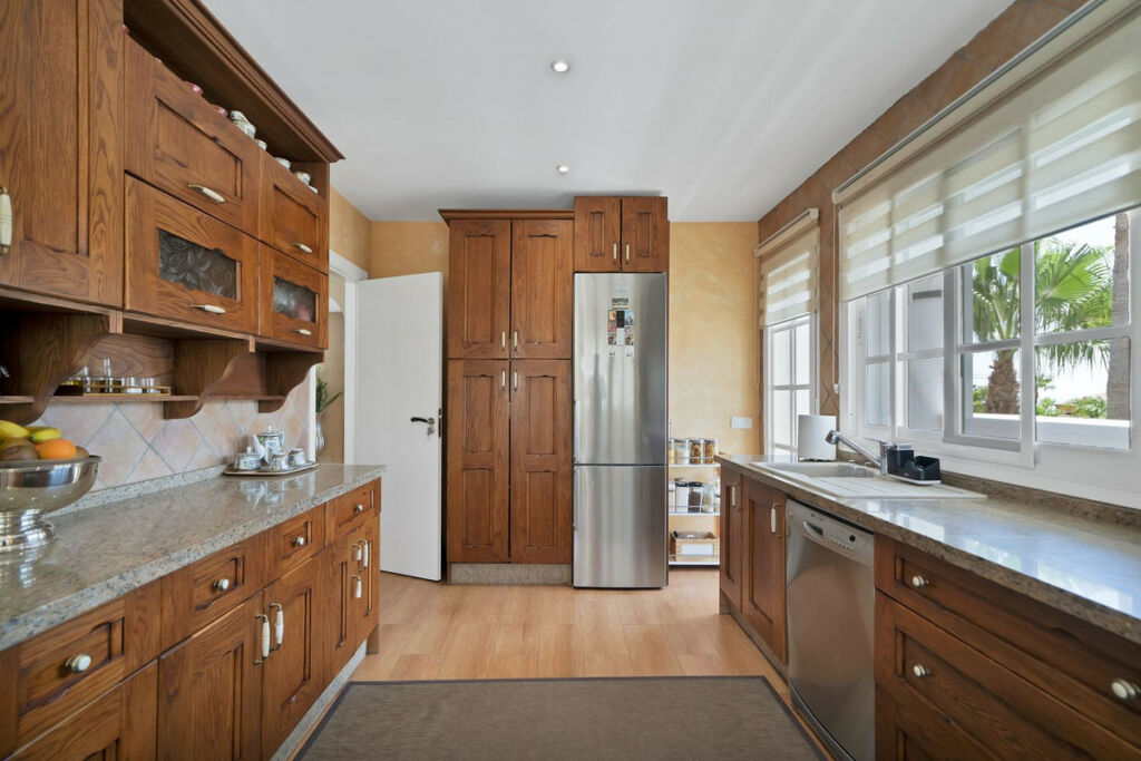 Detached Villa Estepona Málaga - image 23