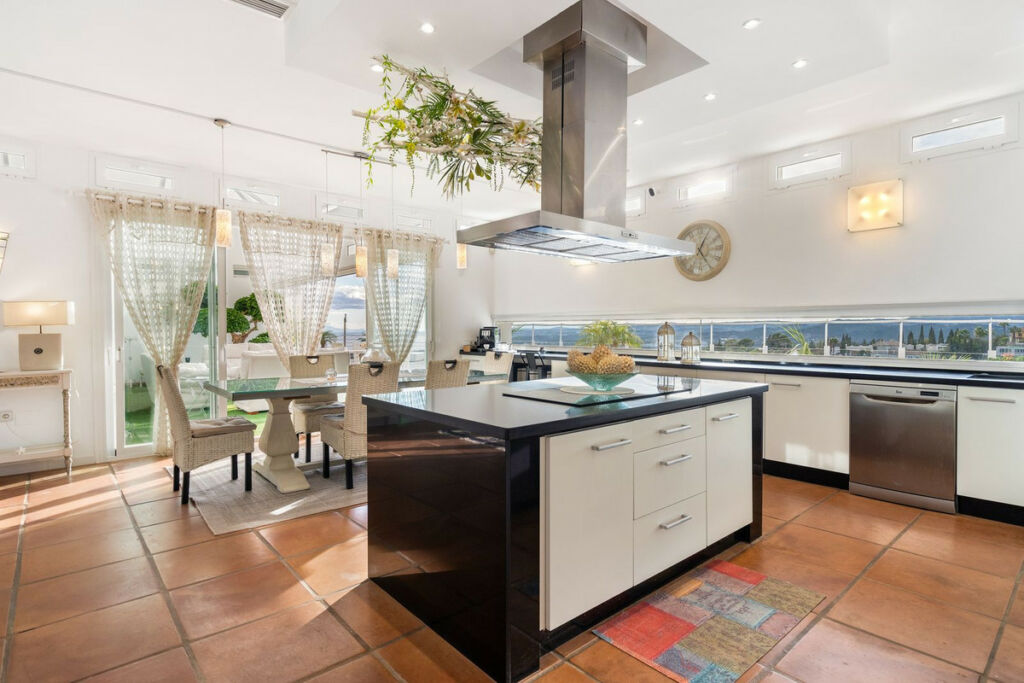 Detached Villa Estepona Málaga - image 22