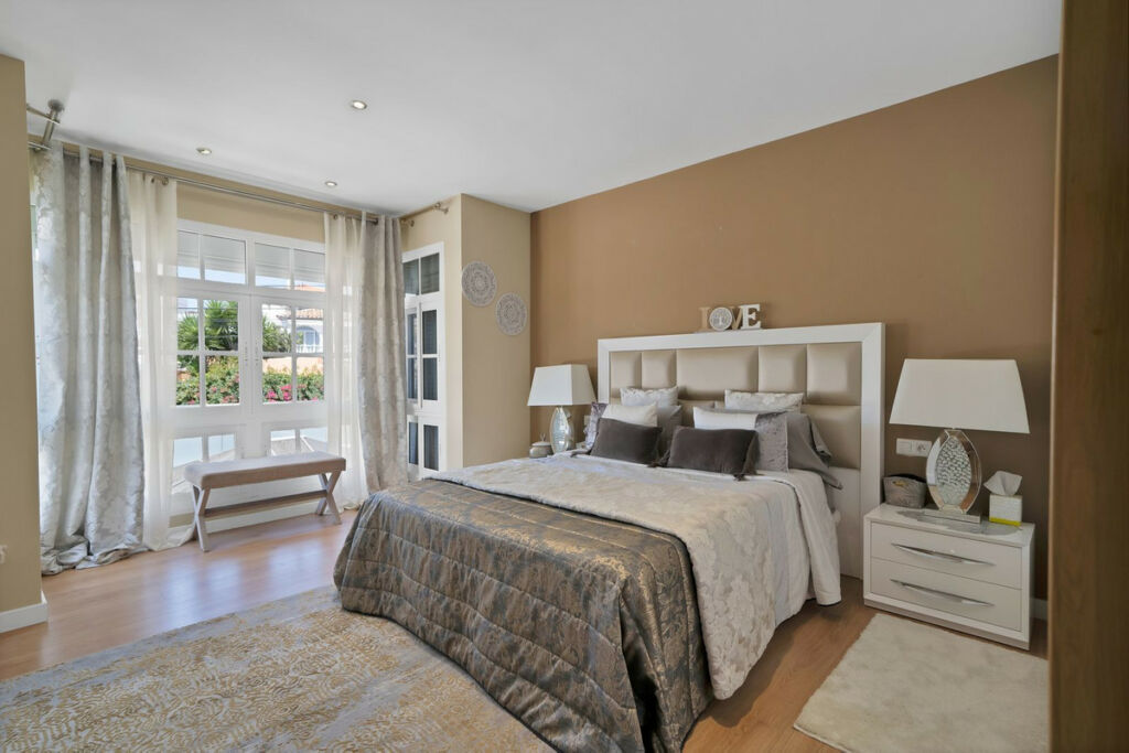 Detached Villa Estepona Málaga - image 24