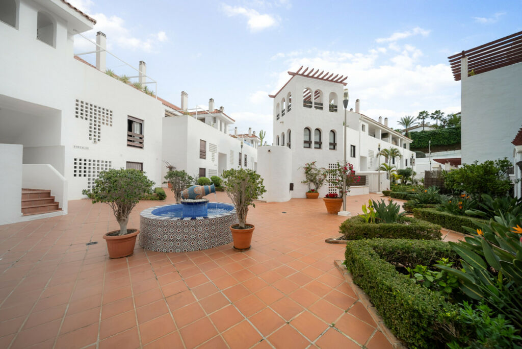 Middle Floor Apartment Nueva Andalucía Málaga - image 24