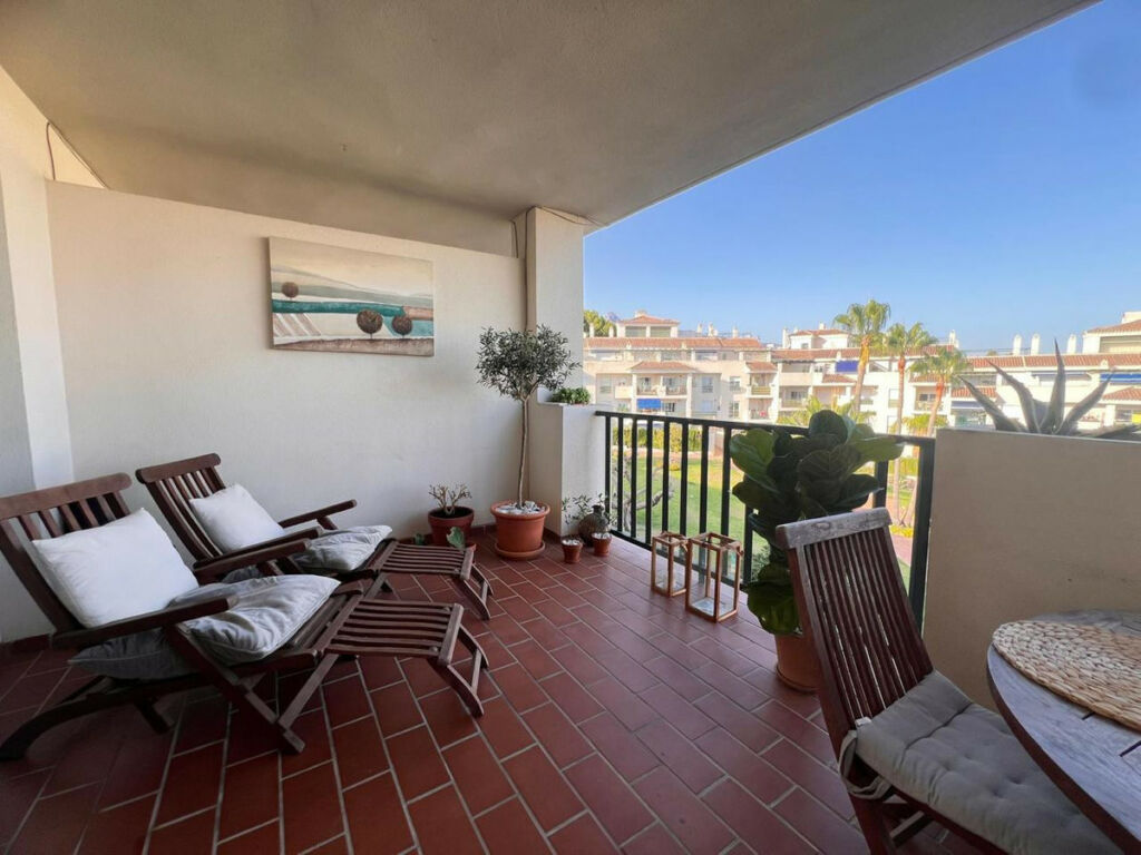 Middle Floor Apartment Nueva Andalucía Málaga - image 4