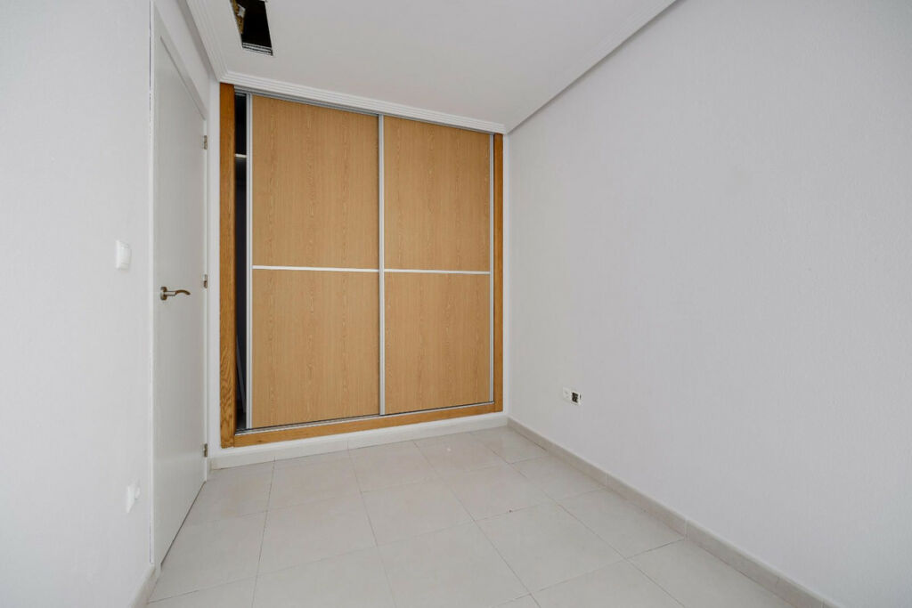 Middle Floor Apartment Torrevieja Alicante - image 25