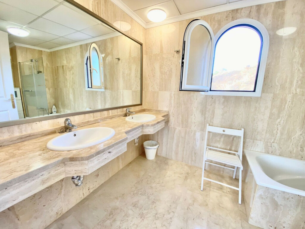 Penthouse Duplex Elviria Málaga - image 25