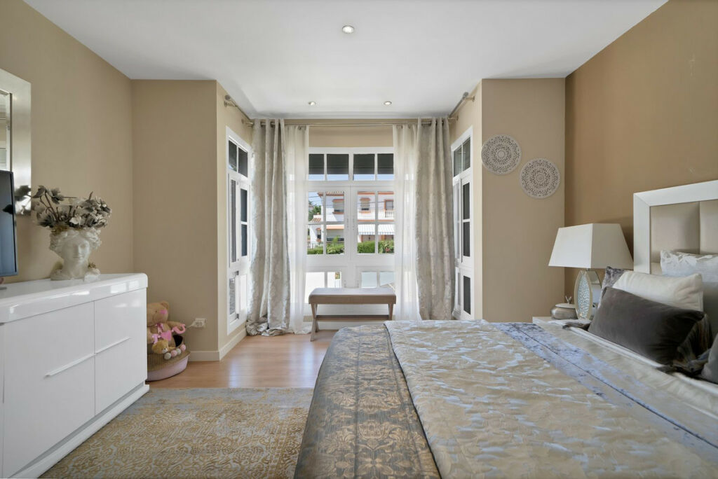 Detached Villa Estepona Málaga - image 25