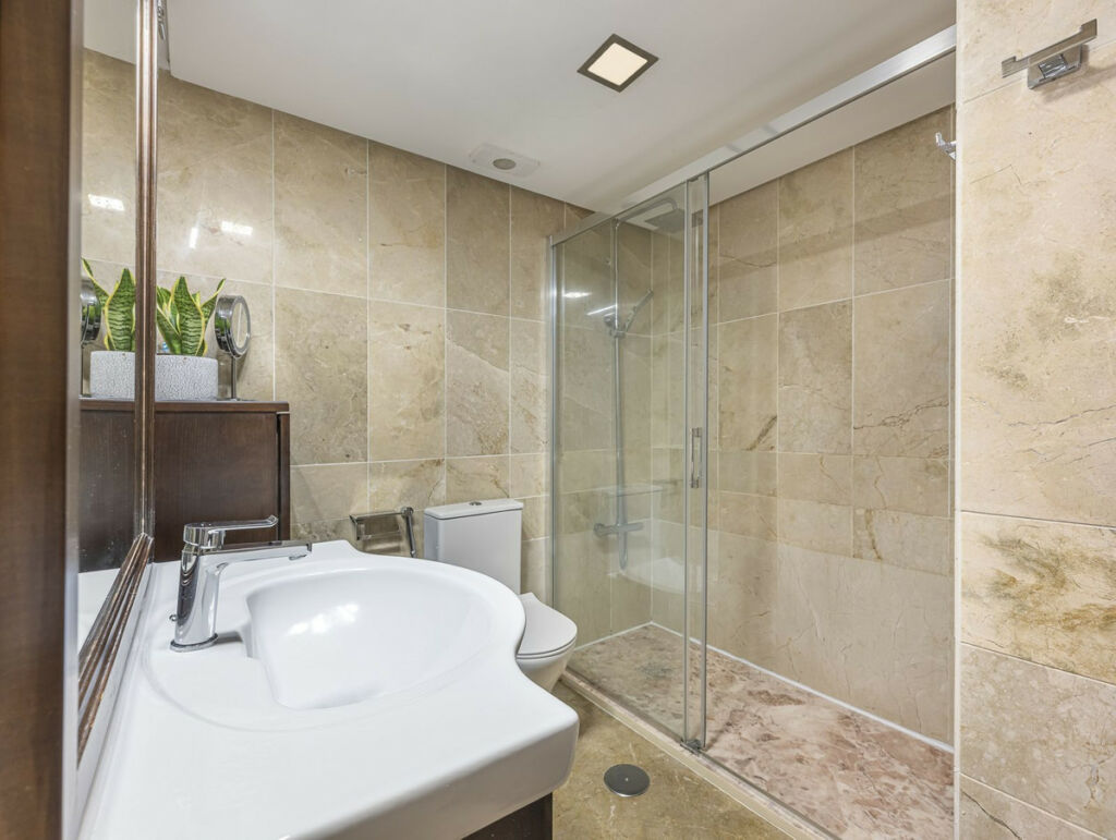 Middle Floor Apartment The Golden Mile Málaga - image 25