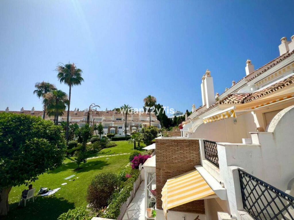 Townhouse El Paraiso Málaga - image 25
