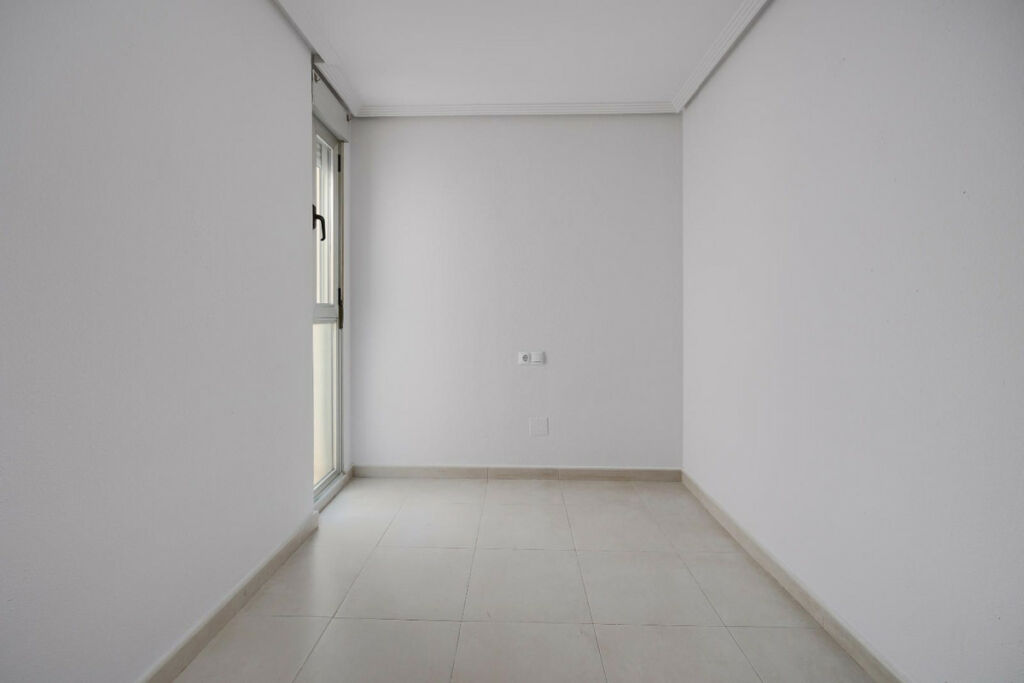 Middle Floor Apartment Torrevieja Alicante - image 26