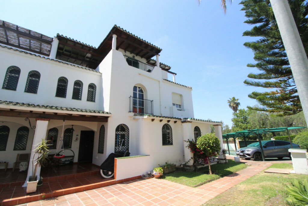 Townhouse Nueva Andalucía Málaga - image 26