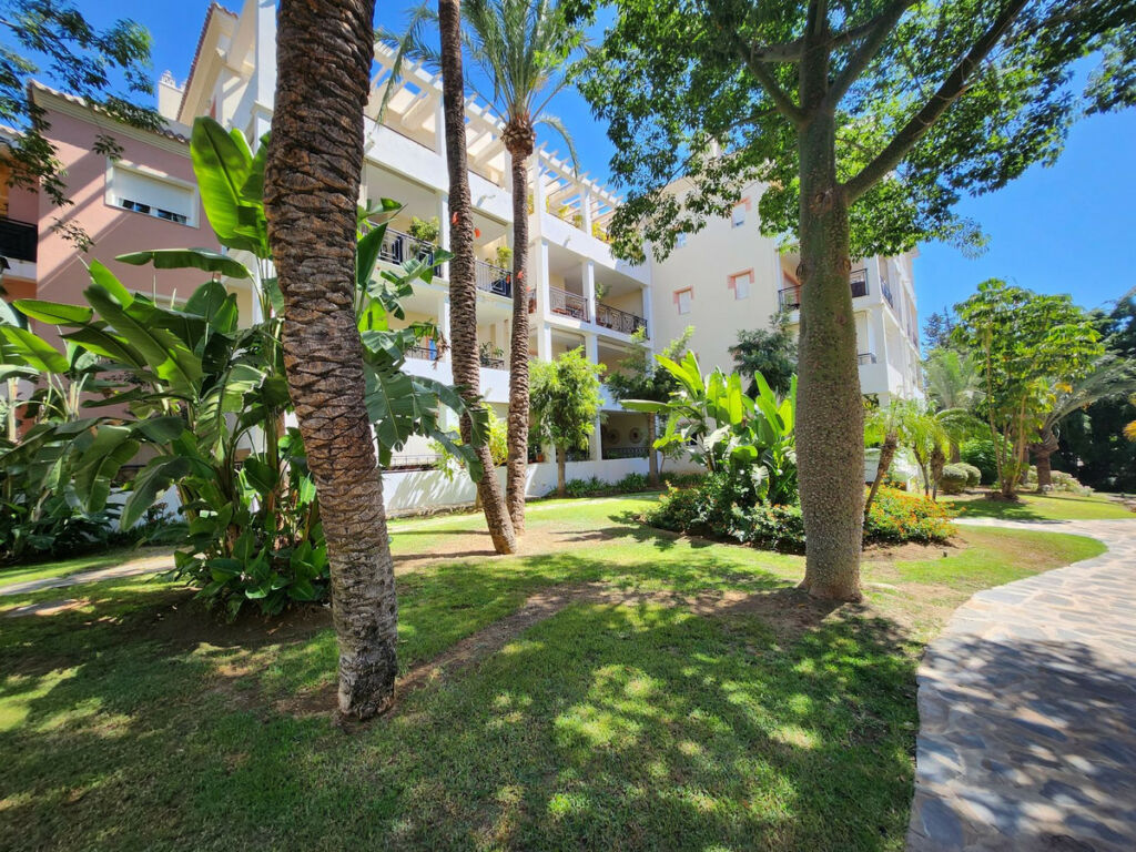 Middle Floor Apartment Nueva Andalucía Málaga - image 27