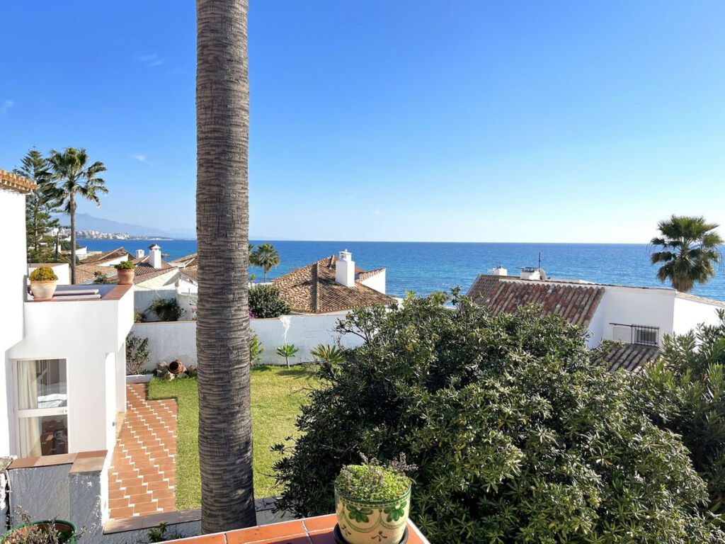 Detached Villa Estepona Málaga - image 27