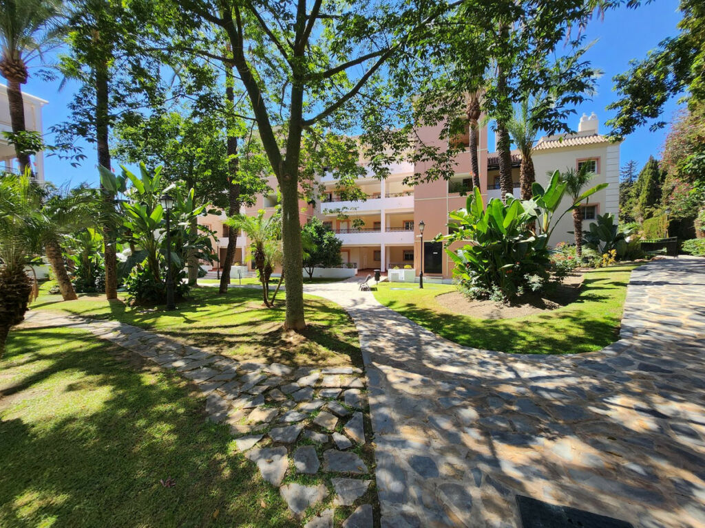 Middle Floor Apartment Nueva Andalucía Málaga - image 28