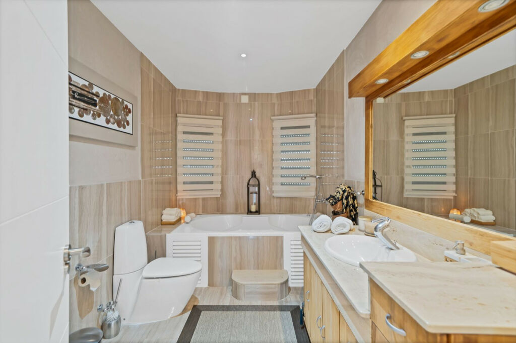 Detached Villa Estepona Málaga - image 28