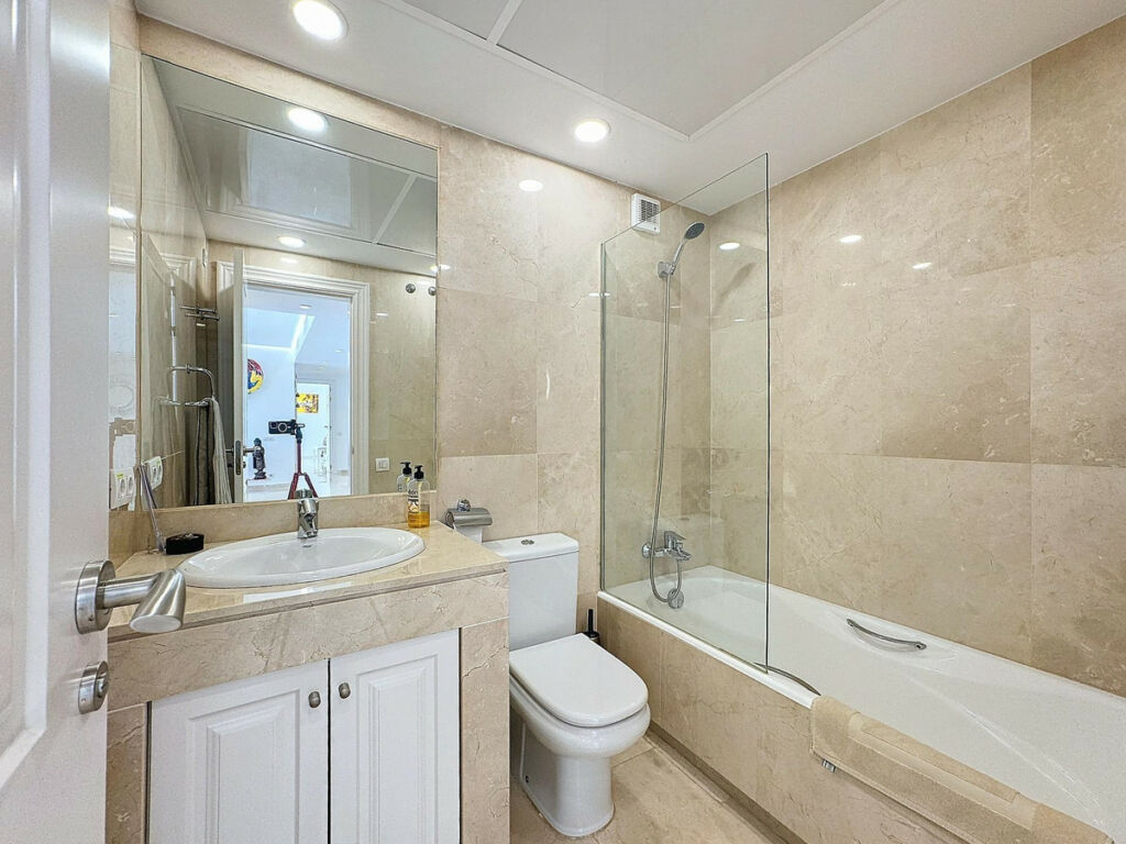 Penthouse Manilva Málaga - image 28