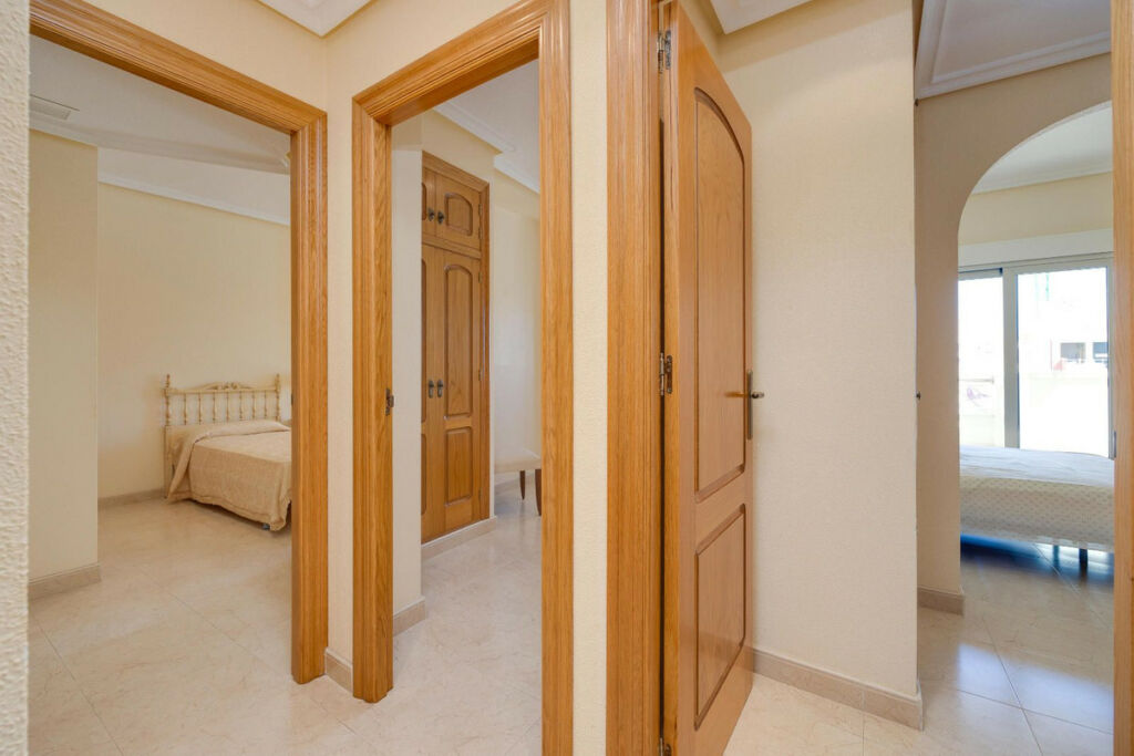 Middle Floor Apartment Torrevieja Alicante - image 29
