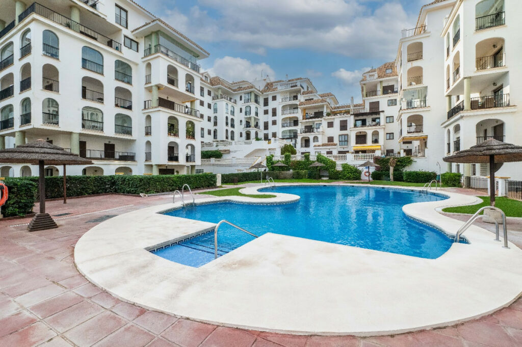 Middle Floor Apartment La Duquesa Málaga - image 30