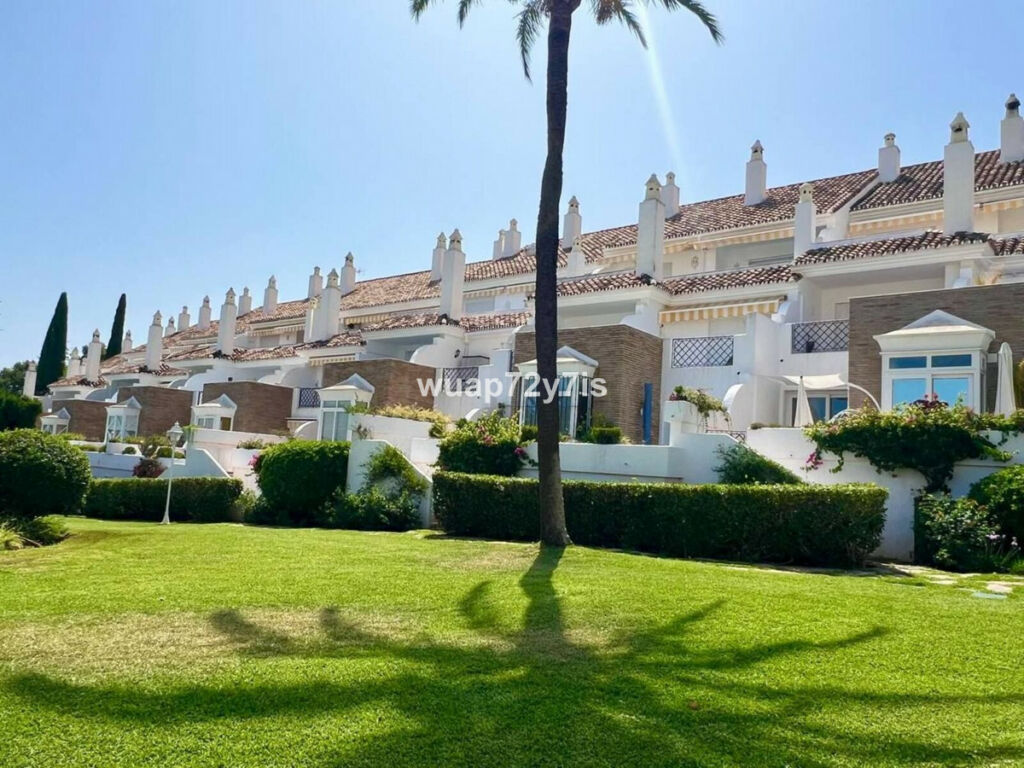 Townhouse El Paraiso Málaga - image 2