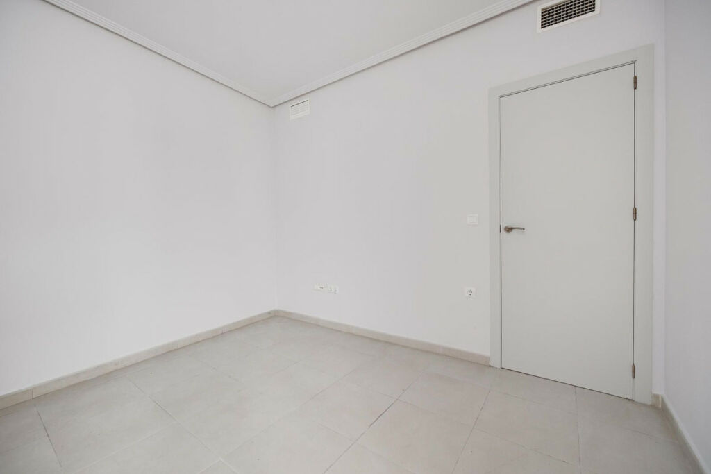 Middle Floor Apartment Torrevieja Alicante - image 29