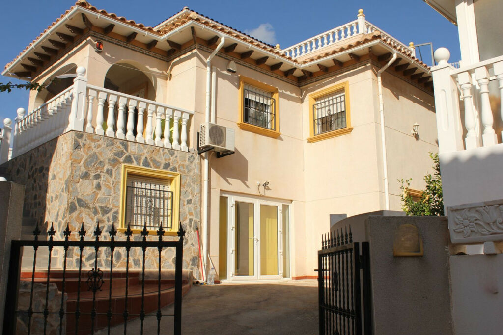 Detached Villa La Zenia Alicante - image 3