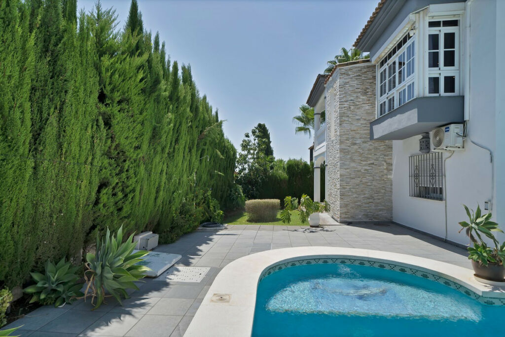 Detached Villa Estepona Málaga - image 3