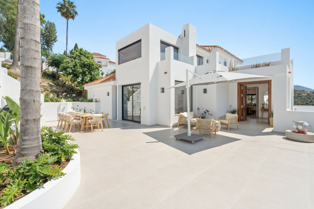 Detached Villa Nueva Andalucía Málaga - image 3