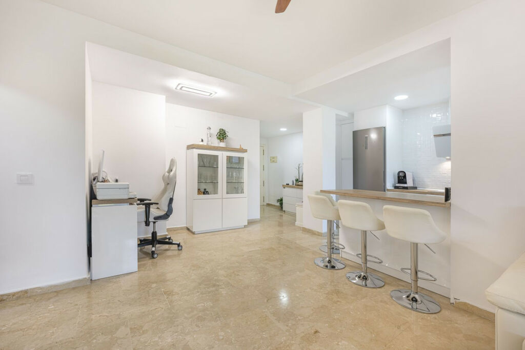 Middle Floor Apartment The Golden Mile Málaga - image 3