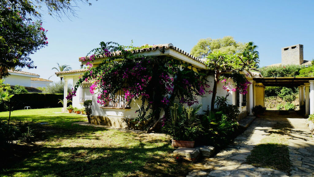Detached Villa El Paraiso Málaga - image 3