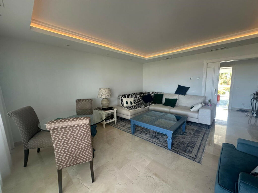 Middle Floor Apartment Nueva Andalucía Málaga - image 3