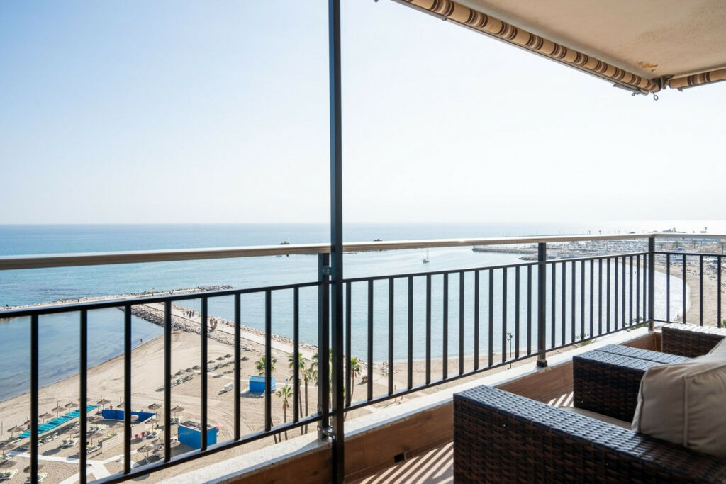 Top Floor Apartment Fuengirola Málaga - image 2