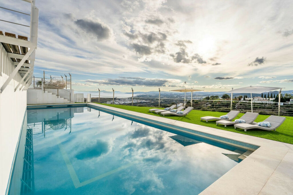 Detached Villa Estepona Málaga - image 3
