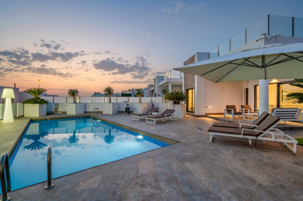Detached Villa Villamartin Alicante - image 3