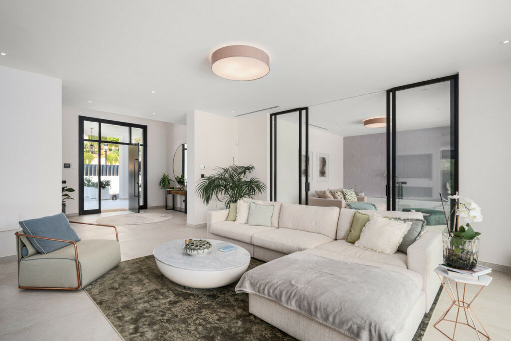 Detached Villa Elviria Málaga - image 3