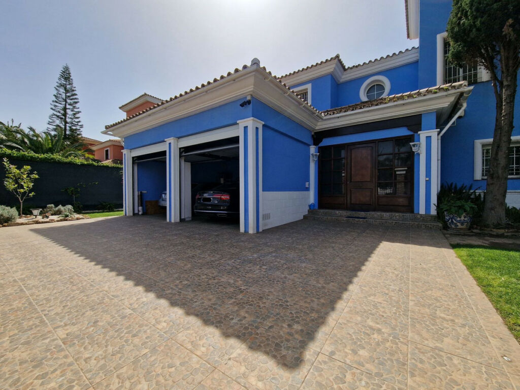 Detached Villa Guadalmina Baja Málaga - image 4