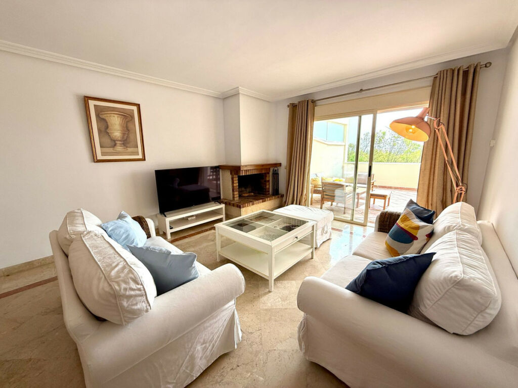Middle Floor Apartment Nueva Andalucía Málaga - image 3