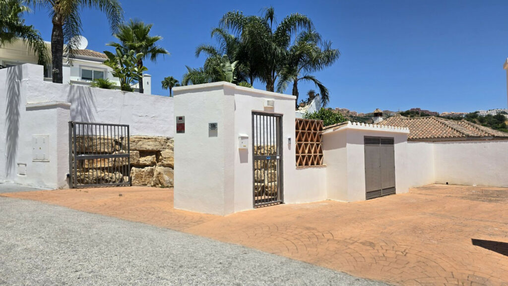 Detached Villa Calahonda Málaga - image 3