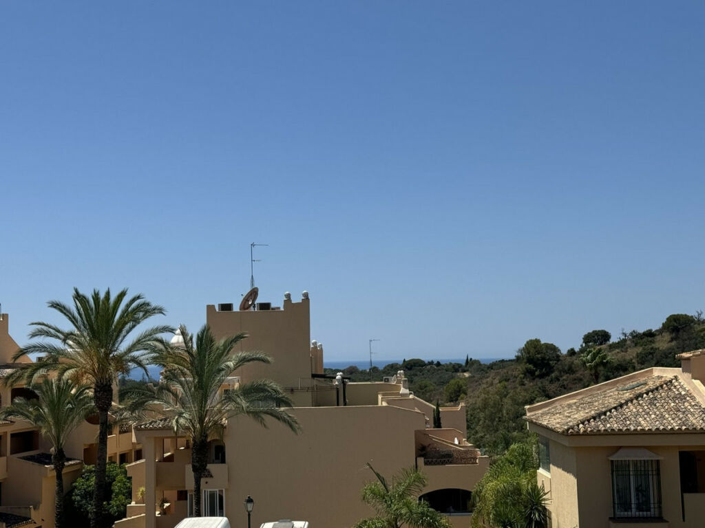 Middle Floor Apartment Elviria Málaga - image 3