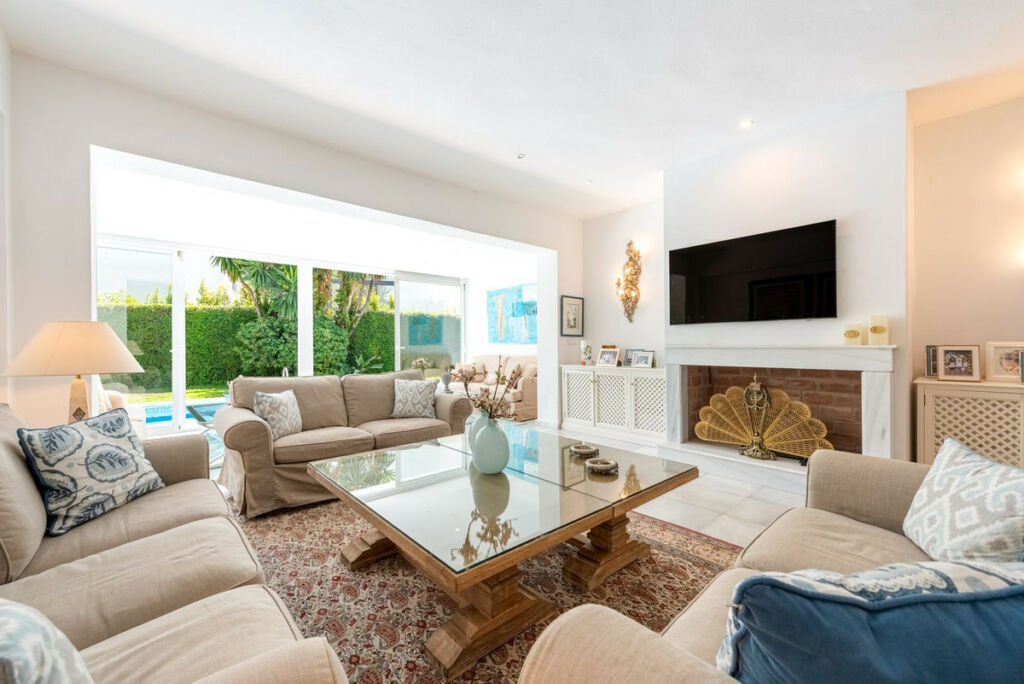 Semi-Detached House Los Monteros Málaga - image 3
