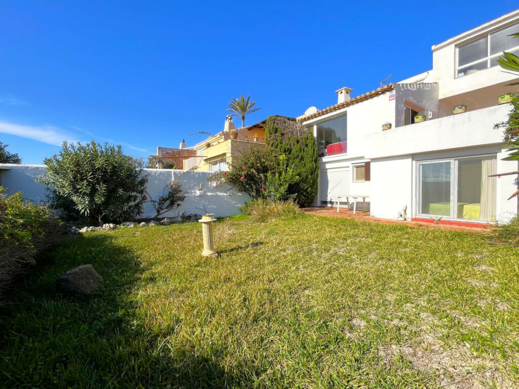 Detached Villa Estepona Málaga - image 3