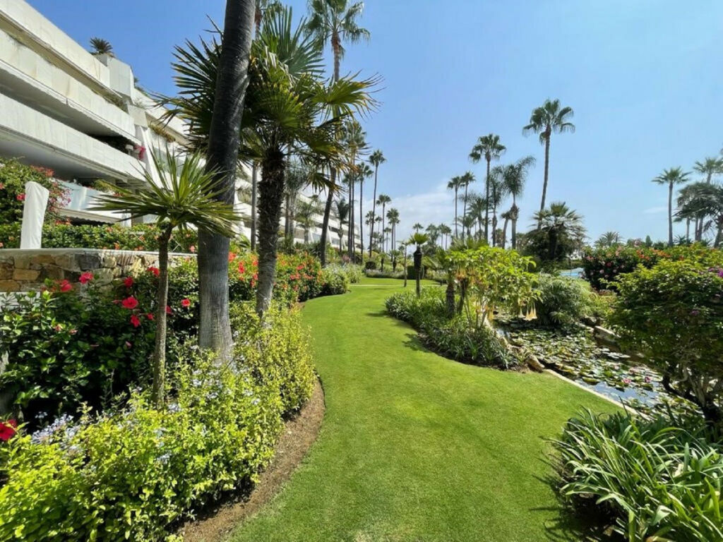 Middle Floor Apartment Puerto Banús Málaga - image 3
